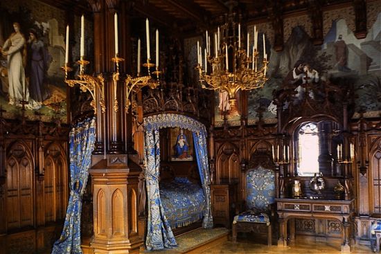 Gorgeous-Medieval-canopy-bed-in-golden-tones Medieval Bedroom